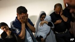 一名巴勒斯坦人在加沙南部拉法的家中哀悼在以色列轟炸中喪生的親人。 （2024年4月4日）