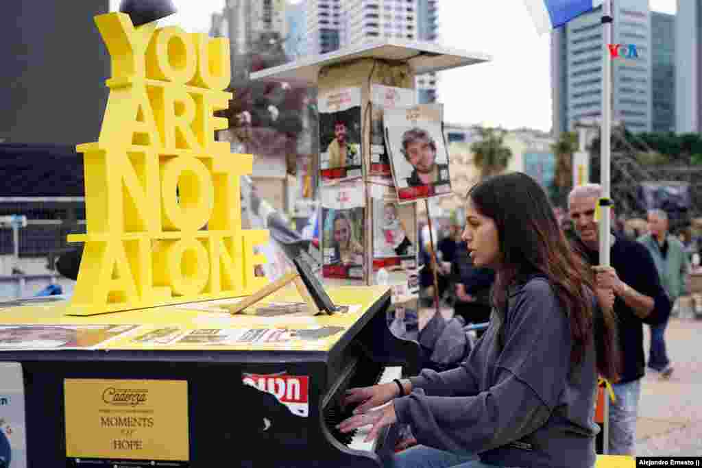 Una joven toca el piano en la Plaza de los Secuestrados en Tel Aviv.