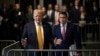 El expresidente Donald Trump habla con los medios de comunicación mientras los jurados comienzan las deliberaciones en su juicio por dinero secreto en el tribunal penal de Manhattan, el miércoles 29 de mayo de 2024, en Nueva York. Su abogado Todd Blanche (derecha) escucha. 
