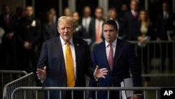 El expresidente Donald Trump habla con los medios de comunicación mientras los jurados comienzan las deliberaciones en su juicio por dinero secreto en el tribunal penal de Manhattan, el miércoles 29 de mayo de 2024, en Nueva York. Su abogado Todd Blanche (derecha) escucha. 