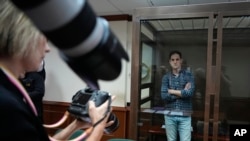 Repoter Vol strit žurnala Evan Gerškovič, optužen za špijunažu, u sudnici u Moskvi, 18. aprila 2023. (Foto: AP /Alexander Zemlianichenko)