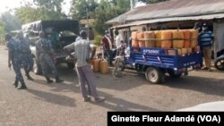 Démantèlement réseau de fabrication et distribution alcool frelaté à Ouaké, le 15 janvier 2022. (VOA/Ginette Fleur Adandé)