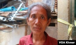 អ្នកស្រី ឈេង ឆវី អាយុ ៦០ ឆ្នាំ ប្រជាពលរដ្ឋដែលរងប៉ះពាល់ពីបំភាយឧស្ម័នអាម៉ូញាក់របស់រោងចក្រផលិតទឹកកកលោកស្រី ឈាង មួ ផ្តល់កិច្ចជាមួយវីអូអេ ក្នុងសង្កាត់ច្រាំងចំរេះទី២ ខណ្ឌឬស្សីកែវ រាជធានីភ្នំពេញ នៅថ្ងៃទី៨ ខែកញ្ញា ឆ្នាំ២០២៣។ (ស៊ឹម ចាន់សំណាង/វីអូអេ)
