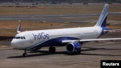 資料照: 印度的航空公司靛藍航空（IndiGo) 的一架飛機停靠在孟買賈特拉帕蒂·希瓦吉國際機場。 （2023年5月29日）