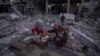 Keluarga Al-Naji bersiap untuk berbuka puasa di hari pertama bulan suci Ramadan sambil duduk di tengah reruntuhan rumah keluarga mereka di Deir el-Balah, Jalur Gaza tengah, Senin 11 Maret 2024. 
