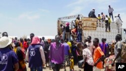 Mfano wa wa-Sudan wanaokatisha mpaka kuingia Chad. May 3, 2023.
