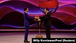 ပြီးခဲ့တဲ့ စက်တင်ဘာ အာဆီယံ ထိပ်သီး အစည်းအဝေးပွဲမှာ ၂၀၂၄ ခုနှစ်အတွက် အလှည့်ကျ ဥက္ကဋ္ဌ တာဝန်ကို အင်ဒိုနီးရှားကနေ လာအိုကို လွှဲပြောင်းပေးခဲ့။ ဓာတ်ပုံ - REUTERS/Willy Kurniawan/Pool)