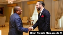 El subsecretario de Estado para Asuntos del hemisferio occidental de Estados Unidos, Brian A. Nichols, junto al presidente de El Salvador, Nayib Bukele, el 25 de octubre de 2023.