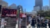 5月26日，中國民主教育基金會和人道中國在舊金山中國城花園角舉辦六四文獻展，很多舊金山居民在看展覽。（美國之音周星辰拍攝）