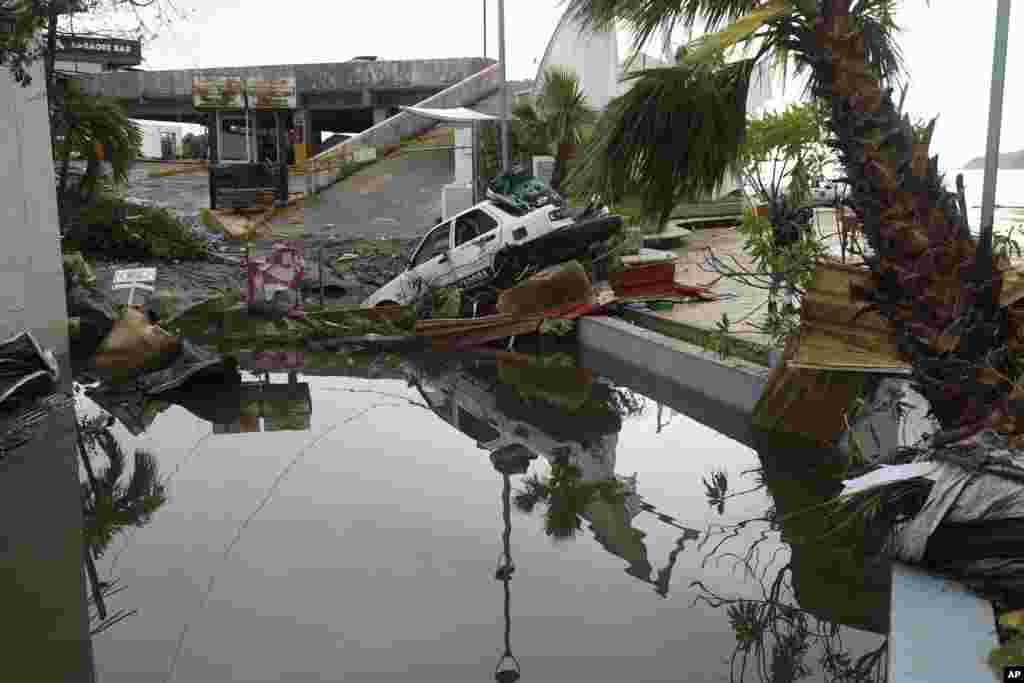 En algunas zonas la gente caminaba con el agua hasta la cintura, en medio de los destrozos causados por el paso de Otis. 