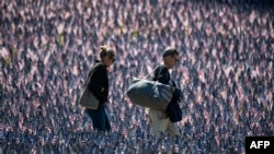 Dos personas participan en un tour memorial cerca del Monumento de los Soldados en Massachusetts, Boston, el viernes 26 de mayo.