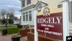 El letrero afuera de las oficinas del gobierno de la ciudad y del Departamento de Policía en Ridgely, Maryland, EEUU, el viernes 15 de marzo de 2024. (Foto AP/Lea Skene)