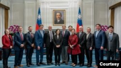 美國民主黨聯邦眾議員瑪麗蓮·斯特里克蘭星期日(8月11日)率領民主黨議員團訪問台灣。訪團成員之一的吉兒·德田(右5)去年6月曾隨同美國聯邦眾議院軍事委員會主席邁克·羅杰斯訪團來台,其他成員則為首次訪台。(資料照:2023年6月28日)