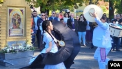 Los hermanos Milly y David Guerra muestran su talento y bailan en honor al Señor de los Milagros en Triangle, Virginia.