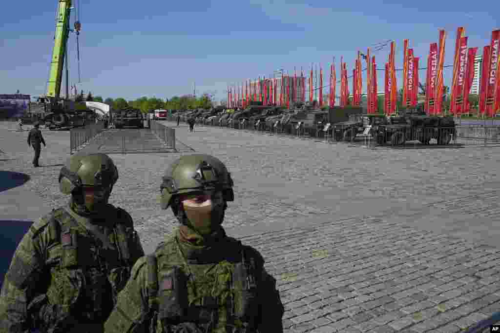 Soldados rusos custodian un área con vehículos militares blindados en la exhibición que permanecerá abierta durante un mes en un lugar conmemorativo de la Segunda Guerra Mundial en el oeste de Moscú. La muestra también incluye armas de fuego, documentos militares y otros documentos. 