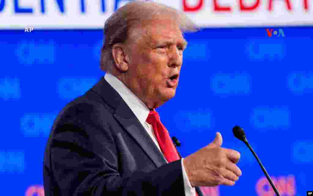 El candidato presidencial republicano, el expresidente Donald Trump, hace gestos durante el debate presidencial con Joe Biden.