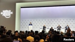 中国国务院总理李强在中国辽宁大连出席世界经济论坛新领军者年会(夏季达沃斯)开幕式上讲话。(2024年6月25日)