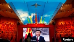 在北京的中国人民革命军事博物馆里的巨幅电子屏幕上放映着习近平的视频。（2022年10月8日）