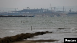 從台灣金門島可以看到中國福建正在興建的廈門翔安國際機場建築工地。 （2023年12月20日）