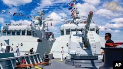 資料照片：在柬埔寨金邊的雲朗海軍基地，柬埔寨海軍官兵站在一艘巡邏艇上。（2023年12月3日）