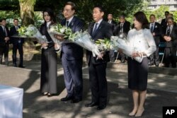 윤석열 한국 대통령 부부와 기시다 후미오 일본 총리부부가 21일 양자 정상회담 전 일본 히로시마 평화기념공원에 있는 한국인 원폭 희생자 위령비를 공동 참배했다.