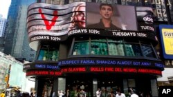 ARCHIVO - Visitantes a Times Square en Nueva York pasan bajo el teletipo de noticias de ABC que anuncia el arresto del presunto atacante de Times Square el martes 4 de mayo de 2010 en Times Square de Nueva York. (Foto AP/Mary Altaffer)