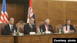 Ambasador Srbije u SAD Marko Đurić, predsednik Skupštine Srbije Vladimir Orlić i ambasador SAD u Beogradu Kristofer Hil tokom konferencije "Dani Amerike u Beogradu", u Skupštini Srbije, 7. septembra 2023. (Foto: Fonet)