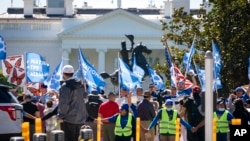 Manifestantes se expresan a favor de una extensión del programa de Estatus de Protección Temporal (TPS), el 23 de septiembre de 2022, en el Parque Lafayette, junto a la Casa Blanca, en Washington.