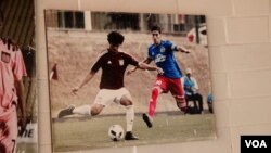 Fotos del vinotinto Eduard Bello cuelgan en la pared de su casa natal en Cúa, Venezuela