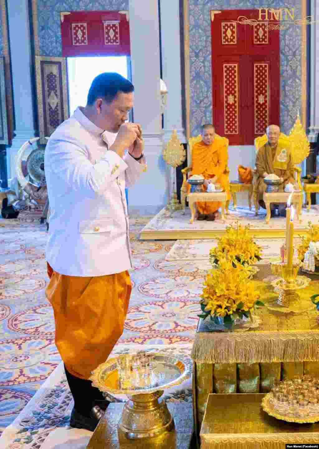 នាយករដ្ឋមន្ត្រីចាត់តាំង លោក ហ៊ុន ម៉ាណែត នៅក្នុងពិធីក្នុងព្រះបរមរាជវាំង កាលពីថ្ងៃទី២១ ខែសីហា ឆ្នាំ២០២៣ នៅរាជធានីភ្នំពេញ។