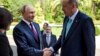 El presidente ruso Vladimir Putin, izquierda, saluda al presidente turco, Recep Tayyip Erdogan, a su llegada al centro turístico ruso de Sochi, en el Mar Negro, Rusia, el lunes 4 de septiembre de 2023. (Alexei Nikolsky, Sputnik, Kremlin Pool Photo vía AP)