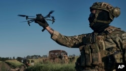 Український військовий 28-ї бригади запускає безпілотник на передовій поблизу Бахмута, Україна, 20 серпня 2023 року.