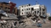 Seorang pria Palestina berjalan melewati bangunan yang hancur di Rafah di Jalur Gaza selatan pada 26 Mei 2024. (Foto: AFP)