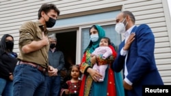 Perdana Menteri Kanada Justin Trudeau menyapa keluarga yang baru pindah ke Ottawa dari Afghanistan, pada 9 Oktober 2021. (Foto: Reuters/Blair Gable)