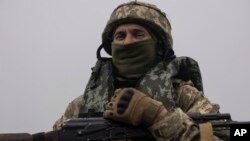 Un infante de Marina ucraniano sostiene un AK-47 en la línea del frente cerca del río Dniéper, cerca de Kherson, Ucrania, el 14 de octubre de 2023.