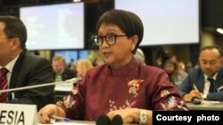 FILE - Menlu RI Retno Marsudi berbicara dalam Forum Pengungsi Global di Jenewa, Swiss, Rabu, 13 Desember 2023. (Foto: Kemlu RI).