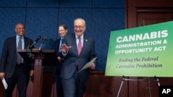 Pemimpin Mayoritas Senat Chuck Schumer (tengah), bersama Senator Cory Booker (paling kiri) dan Ketua Komite Keuangan Senat Ron Wyden (nomer dua dari kiri)) di Gedung Capitol, Washington, D.C., 30 April 2024. (AP/J. Scott Applewhite)
