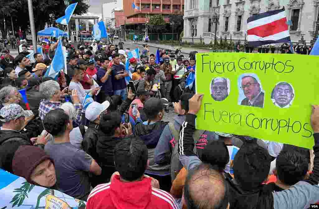 La gente se arremolina en la Plaza de las Constitución en Ciudad de Guatemala, el 13 de octubre de 2023, pidiendo el cese de la corrupción y la renuncia de las principales figuras del país. Foto: Eugenia Sagastume, VOA.