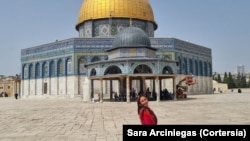 La colombiana Sara Arciniegas frente a la Cúpula de la Roca en Jerusalén. La científica nacida en Bogotá, vive hace cinco años en Israel y narra su experiencia durante el conflicto que aqueja la región.