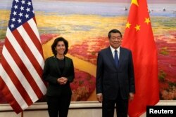 美國商務部長吉娜·雷蒙多（Gina Raimondo）與中國國務院副總理何立峰在北京人大會堂舉行會晤。 （2023年8月29日）