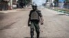 Dans les rues de Conakry, des hommes armés et casqués dispersent tout attroupement et ordonnent à la population de rentrer chez elle.