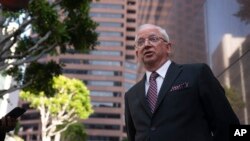 El abogado John Eastman, arquitecto de una estrategia legal destinada a mantener al expresidente Donald Trump en el poder, habla con los periodistas después de una audiencia en Los Ángeles, California, el 20 de junio de 2023.
