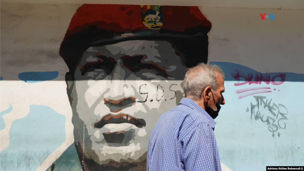 La imagen de Hugo Chávez vestido de uniforme militar pintada en un mural de la avenida México de Caracas.