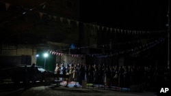 Los fieles musulmanes realizan "tarawih", una oración extra larga que se lleva a cabo durante el mes sagrado musulmán del Ramadán, en Rafah, Franja de Gaza, el domingo 10 de marzo de 2024.