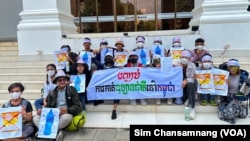 ក្រុមយុវជនបរិស្ថានលើកបដា «បញ្ឈប់ការកាត់ឧទ្យានជាតិនៅកម្ពុជា» និងផលិតផលរបស់ក្រុមហ៊ុន វ័ន ម័រ ដែលបានទទួលសិទ្ធិកាន់កាប់ដីតំបន់ឧទ្យានជាតិគិរីរម្យ នៅមុខក្រសួងបរិស្ថាន នៅថ្ងៃទី ២២ ខែឧសភា ឆ្នាំ២០២៣។ (ស៊ឹម ចាន់សំណាង/វីអូអេ)