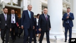 Presiden Rusia Vladimir Putin (kanan, tengah) dan Presiden Turki Recep Tayyip Erdogan berjalan meninggalkan ruang pertemuan mereka di Sochi, Rusia, pada 4 September 2023. (Foto: Sergei Karpukhin, Sputnik, Kremlin Pool Photo via AP)