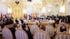 Ruski predsednik Vladimir Putin, u centru napred, ispred nacionale zastave Rusije, prisustvuje sastanku Visokog evroazijskog ekonomskog foruma u Kremlju, u Moskvi, Rusia, 25. maja 2023.