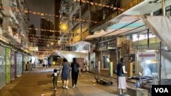 過百年歷史的香港傳統廟街夜市疫情後變得相當冷清。(美國之音湯惠芸)