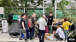 中港兩地全面通關後水貨客問題死灰復燃，有疑似水貨客聚集在上水火車站附近被稱為”秦皇坑”的分貨地點。(美國之音湯惠芸)