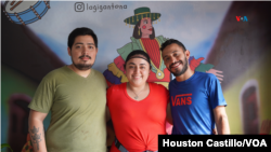Kevin Hernández (a la izquierda) y su esposa, Nydia Monterrey (en medio), son propietarios de La Gigantona.